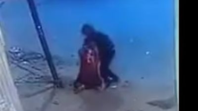 لحظة اعتداء شاب على امرأة بالضرب المبرح ( فيديو)