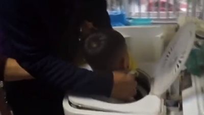 لحظة إنقاذ طفل حشر داخل غسالة ملابس ( فيديو)