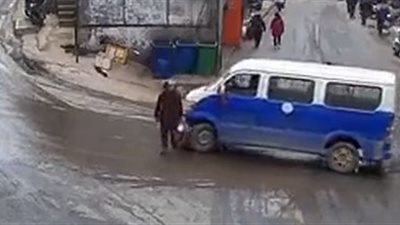 لحظة إنقاذ مسنة من تحت عجلات شاحنة (فيديو)