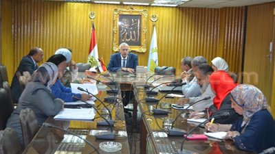 بالصور.. محافظ الغربية يناقش مشكلة القمامة بالديوان العام