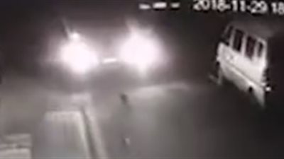 لحظة دهس سيارة طفلا مرتين متتاليتين ( فيديو)