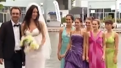 رد فعل المارة لحظة سقوط وصيفات العروس بالمياه (فيديو)