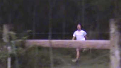 رد فعل صادم لشاب ركضت خلفه بقرة (فيديو)