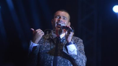 «دبلتين» عمرو دياب تخطفان أنظار 50 ألفا من جمهوره بحفل التجمع (صور)