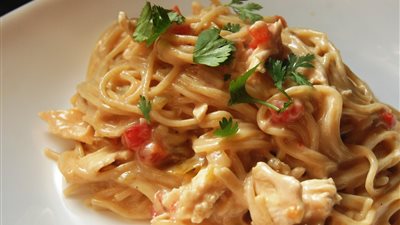 قدمي لأسرتك المكرونة بنكهة الدجاج الشيدر بطريقة الشيف سلمى