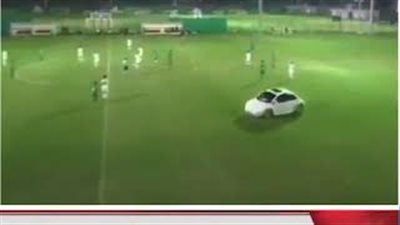 مشجع يقتحم ملعب كرة إماراتيًا بسيارته (فيديو)