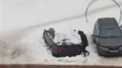 نهاية مروعة لشاب حاول تنظيف سيارته المغطاة بالثلج (فيديو)