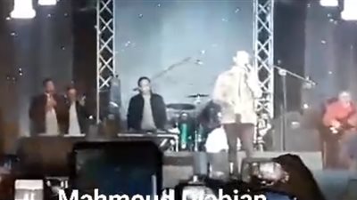 عمرو دياب يلهب حماس جمهوره لاندماجه في أغنية «أنت مغرور» (فيديو)