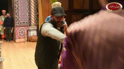 أحمد السقا يفاجئ أشرف عبدالباقي خلال عرض مسرح مصر (فيديو)
