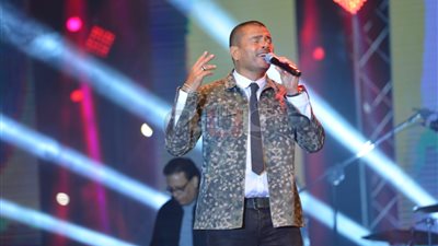 عمرو دياب يشعل كايرو فيستيفال بحضور آلالاف من معجبيه