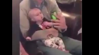 رد فعل طفلة على التقاط «سيلفي» يشعل «فيس بوك» (فيديو)