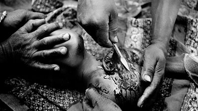 تشويه وجوه الأطفال بطاقة هويتهم بقبائل غرب أفريقيا (صور)