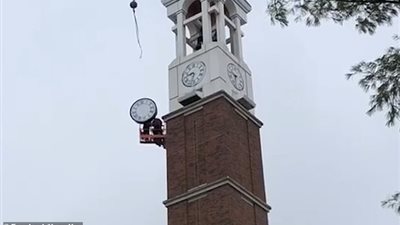 عامل ينجو بحياته من سقوط ساعة ضخمة أعلاه (فيديو وصور)