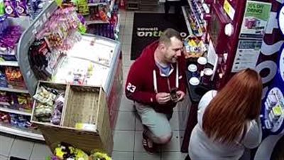 رد فعل فتاة طلب حبيبها الزواج منها داخل محطة وقود (فيديو)