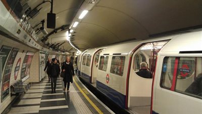 الشرطة البريطانية تخلي محطة مترو بلندن تحسبًا لهجوم مسلح