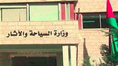 «السياحة» تغلق مقرا إداريا وتنهي الغلق لآخر