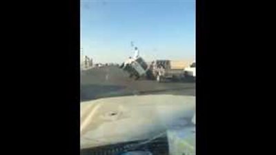 شاهد شابا يسقط من سيارة تسير على عجلتين