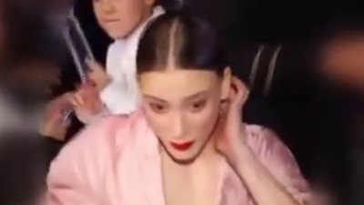 ممثلة تركية شهيرة تتعرض لموقف محرج في حفل (فيديو)