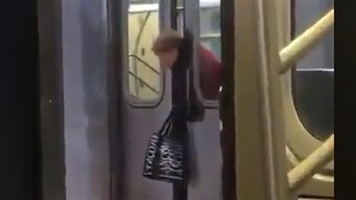 رد فعل صادم لمارة تجاه امرأة عجوز تعرضت لحادث (فيديو)