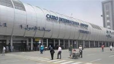 مطار القاهرة يرحل 32 مهاجرا أفريقيا حاولوا التسلل لدول الجوار