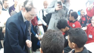 السفير الياباني يساعد الطلاب على تنظيف أحد الفصول (صور)