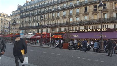 الشرطة الفرنسية تخلى مطعما قبالة محطة مترو بباريس