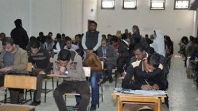 انتظام الامتحانات بعد فصل طلاب 