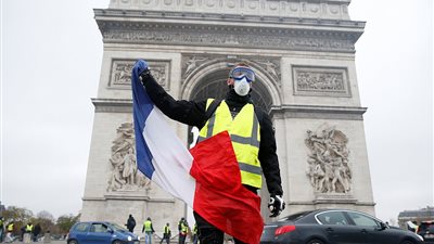 عودة تظاهرات باريس والأمن يرد بالغاز والهراوات وإغلاق المترو (فيديو)