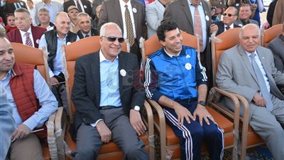 محافظ الجيزة ووزير الشباب يستقبلان المغامر عمر حجازى بسفح الأهرامات