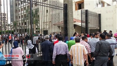 وقفة لأولياء أمور طلاب أمام مدرسة الشهيد إيهاب مرسي بأكتوبر