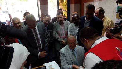 محافظ البحر الأحمر يجري تحليل فيروس سي بمستشفى الغردقة العام (صور)