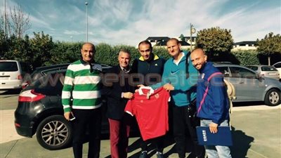 بالصور.. طارق سليمان يهدي قميص الأهلي للاعب أتلتيكو مدريد