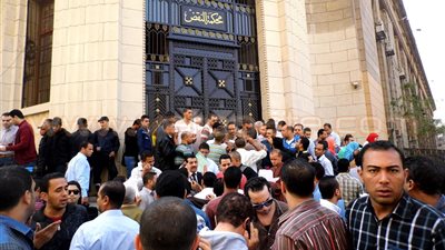 بالفيديو والصور.. زحام أمام دار القضاء من قبل المتقدمين لوظائف 