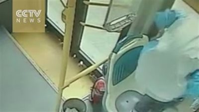 بالفيديو.. شاب يقفز من نافذة «أتوبيس» يسير على الطريق