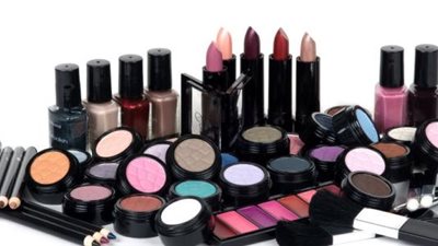 «شعبة الكوافير»: نستورد 50% من أدوات التجميل