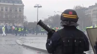 متظاهرو فرنسا يستولون على أسلحة الشرطة في باريس (فيديو)