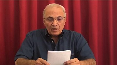 مصادر: أحمد شفيق يصل مطار القاهرة خلال ساعات