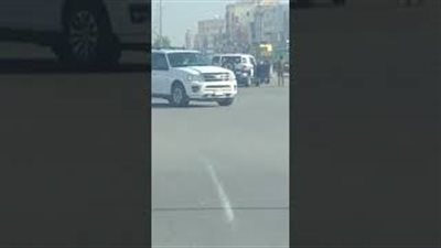 لحظة سقوط رجل أمن من سيارة أثناء سيرها (فيديو)