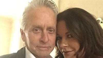 مايكل دوجلاس وكاترين زيتا جونز يحتفلان بعيد زواجهما الـ15