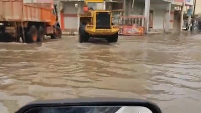 أغبى طريقة لإزالة مياه الأمطار (فيديو)