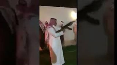 رد فعل غريب لشخص كاد أن يتسبب في كارثة بحفل زفاف (فيديو)