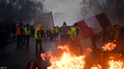 نيران الثورة تشتعل في باريس.. الشرطة تعتقل 200 متظاهر وتستخدم قنابل الغاز لتفريقهم.. إغلاق 19 محطة مترو.. المحتجون يشعلون النيران بمحيط الشانزليزيه.. وماكرون يتوعدهم من الأرجنتين (فيديو وصور)