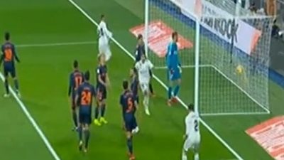 «النيران الصديقة» تتقدم بالهدف الأول لريال مدريد في فالنسيا (فيديو)