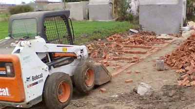 إزالة 5 مقابر متعدية على أراضي زراعية بدمياط