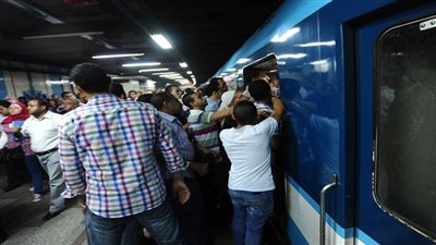 مجهولون يستولون على هواتف المواطنين داخل محطات المترو وسط غياب أمني