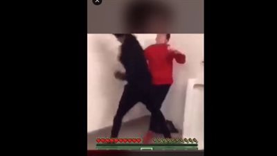 مشاجرة بين طالبين تنتهي بإصابة أحدهم بارتجاج في المخ ( فيديو)