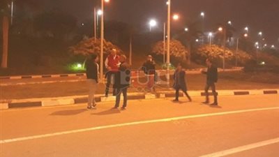 بدء توافد أسرة أحمد شفيق لاستقباله بمطار القاهرة (صور)