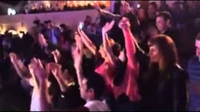 بالفيديو.. وصلة رقص لمجموعة من السائحين على أنغام «حلوة يا بلدي»