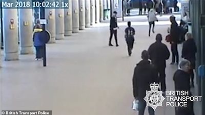 شاب يحبط محاولة لص لسرقة صندوق التبرعات (فيديو وصور)