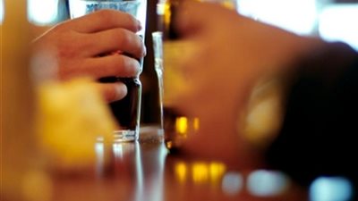 شاب مخمور دخل منزل إماراتي ويقبل زوجته وهي نائمة